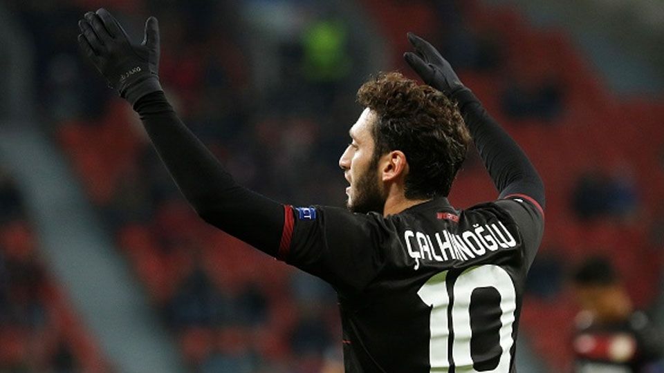 Hakan Calhanoglu bakal ditukar klub Serie A Italia, AC Milan untuk dapatkan 2 bintang Bayern Munchen. Copyright: © Ina Fassbender/Anadolu Agency/Getty Images